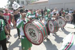 Aficionados del Olimpia han comenzado a llegar al estadio Yankel Rosenthal para presenciar el clásico frente al Marathón. Fotos: Neptalí Romero