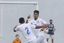 Selección de Honduras celebrando una de sus anotaciones ante Guetemala en el Estadio Morazán. Foto Neptalí Romero.
