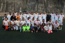 El futbolista del Houston Dynamo, Boniek García mientras posaba junto a sus mejores amigos y seres cercanos para el lente de DIEZ.