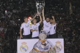 Real Madrid festejó en Cibeles la Decimoquinta Champions: Kroos ofreció su dorsal 8 y la fiesta con miles de aficionados