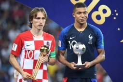 Luka Modric junto a Kylian Mbappé, el croata fue el mejor jugador del Mundial y el francés el mejor futbolista joven.