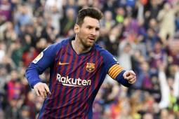 Barcelona's Argentinian forward Lionel Messi celebrates after scoring a second goal during the Spanish league football match between FC Barcelona and RCD Espanyol at the Camp Nou stadium in Barcelona on March 30, 2019. (Photo by LLUIS GENE / AFP)
