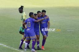 Futbolista de Olancho FC celebran una de sus anotaciones en el encuentro de ida en el Estadio Olímpico.