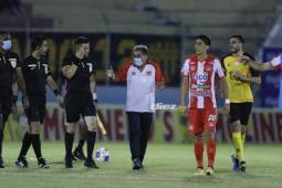Fernando Mira dialogando con los árbitros tras finalizar el encuentro ante Real España. Foto Neptalí Romero.