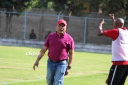 Carlos Tábora mientras dirigía a Real Sociedad durante el duelo ante Real España. Foto: Samuel Zelaya.