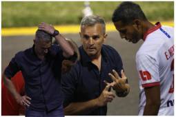 Pablo Lavallén dirigiendo durante el encuentro entre Olimpia y Motagua. Foto: Alex Pérez.