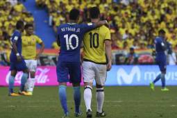 Brazil's Neymar (L) and Colombia's James Rodriguez talk during their 2018 World Cup qualifier football match in Barranquilla, Colombia, on September 5, 2017. / AFP PHOTO / Luis ACOSTA