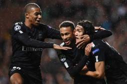 Paris Saint-Germain's Brazilian striker Neymar (C) celebrates with Paris Saint-Germain's French striker Kylian Mbappe (L) and Paris Saint-Germain's Uruguayan striker Edinson Cavani (R) after scoring the opening goal of the UEFA Champions League Group B football match between Celtic and Paris Saint-Germain (PSG) at Celtic Park in Glasgow, on September 12, 2017. / AFP PHOTO / FRANCK FIFE