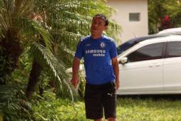 Javier Portillo llegando a uno de los entrenamientos del Vida en La Ceiba.