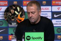Hansi Flick, entrenador campeón de la Liga con El Barcelona, llegó triste a la conferencia tras ser campeón.