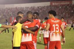 Futbolistas del Vida celebrando su anotación ante el Olimpia. Foto: Edgar Witty