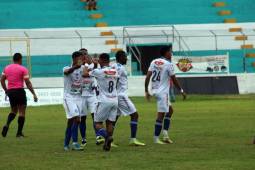 Celebración del lateral izquierdo Arnaldo Urbina junto a sus compañeros tras anotar en el amistoso ante Social Sol. Foto: CD Victoria.