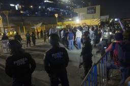 La víctima, seguidor de los Tigres, fue agredido por varios hinchas de los 'Rayados' del Monterrey que le dieron una golpiza y lo apedrearon.