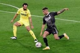 Real Madrid's Dominican forward Mariano Diaz (R) challenges Villarreal's Spanish defender Raul Albiol during the Spanish League football match between Villarreal and Real Madrid at La Ceramica stadium in Vila-real on November 21, 2020. (Photo by JOSE JORDAN / AFP)