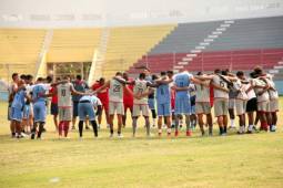 La plantilla del Vida durante el entrenamiento de esta mañana en La Ceiba.