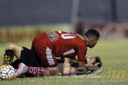 Marcelo Espinal evitó caer en la humanidad de Jhow Benavídez y dejó una curiosa imagen el sábado en el Morazán.