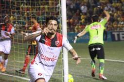 José Salvatierra celebró con todo la segunda anotación ante el Herediano. (Foto: www.everardoherrera.com - Dennis Fajardo)