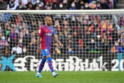 EN VIVO: Barcelona se mete en problemas tras expulsión de Dani Alves, pero sigue venciendo al Atlético