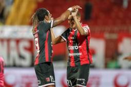 Roger Rojas y Jonathan McDonald siguen encendidos en el fútbol de Costa Rica, acumulan 13 goles en el actual torneo. (Foto: Nación)