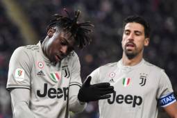 Juventus' Italian forward Moise Kean (L) celebrates next to Juventus' German midfielder Sami Khedira after scoring during the Italian Tim Cup round of sixteen football match Bologna vs Juventus on January 12, 2019 at the Renato-Dall'Ara stadium in Bologna. (Photo by Tiziana FABI / AFP)