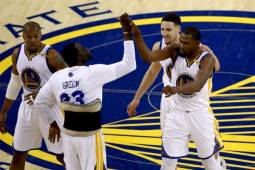 Warriors ponen 2-0 la serie contra Cavaliers y están cerca de llevarse el anillo de la NBA.