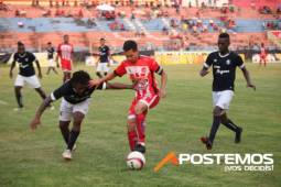 Marcelo Canales enfrenta la marca de jugador de Honduras Progreso durante el encuentro por la jornada 13 del torneo Clausura. Foto: Edgar Witty