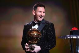 Lionel Messi sonríe tras recibir su séptimo Balón de Oro
