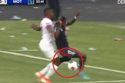 ¿Dentro o fuera del área? El polémico penal no pitado a Motagua tras falta de Beckeles a Decas