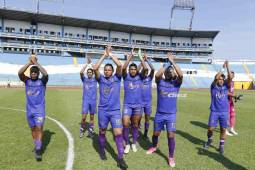 Futbolistas de Olancho FC saludan a la afición que llegó a acompañarles en el Estadio Olímpico. Foto: Neptalí Romero.