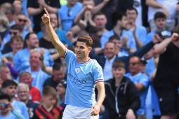 Manchester City festeja el título de la Premier League con victoria sobre el pálido Chelsea; Julián Álvarez marcó