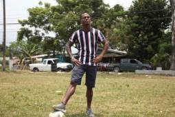 Solani vuelve a pisar el terreno de juego en donde jugaba de niño en el campo de la colonia La Ponce en La Ceiba.