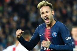 Paris Saint-Germain's Brazilian forward Neymar Jr celebrates after scoring a goal during the French L1 football match between Paris Saint Germain and Reims, on September 26, 2018 at the Parc des Princes stadium in Paris. / AFP PHOTO / Anne-Christine POUJOULAT