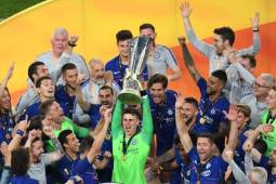 Chelsea players celebrate with the trophy after the UEFA Europa League final football match between Chelsea FC and Arsenal FC at the Baku Olympic Stadium in Baku, Azerbaijian on May 29, 2019. (Photo by Yuri KADOBNOV / AFP)
