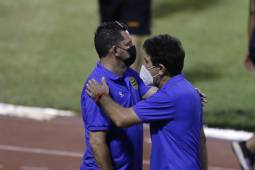 Momento en que Javier Delgado felicita al profesor Héctor Vargas luego de vencer 2-0 a Marathón en el marco de las semifinales del Torneo Clausura 2022.