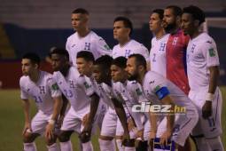 La Selección de Honduras volvió a perder en la Eliminatoria de Concacaf. Futbolistas de El Salvador celebran en el fondo. Foto: Neptalí Romero.