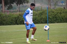 ¡La pelota cerquita al pie! Jessé Moncada ha entrenado a todo vapor para seguir consolidándose en el once del campeón de Honduras, Motagua.