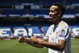Eder Militao durante su presentación con el Real Madrid en el Santiago Bernabéu