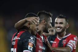 Roger Rojas y Álex López marcaron para Alajuelense en el clásico de Costa Rica ante Saprissa. (Foto: La Nación)