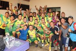 Futbolistas de Social Sol celebran su victoria ante FC Alvarado en la Liga de Ascenso.