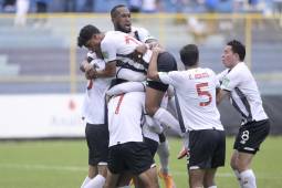 Futbolistas de Costa Rica celebrando su anotación ante El Salvador en el Estadio Cuscatlán. Foto: AFP