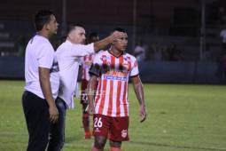 El entrenador Fernando Araújo dando indicaciones a Óscar Salas. Foto: Samuel Zelaya
