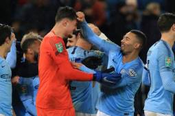 Manchester City's Brazilian striker Gabriel Jesus (R) celebrates with Manchester City's Kosovan goalkeeper Arijanet Muric on the pitch after the English League Cup quarter-final football match between Leicester City and Manchester City at King Power Stadium in Leicester, central England on December 18, 2018. - Manchester City won 3-1 on penalties after the game finished 1-1. (Photo by Lindsey PARNABY / AFP) / RESTRICTED TO EDITORIAL USE. No use with unauthorized audio, video, data, fixture lists, club/league logos or 'live' services. Online in-match use limited to 120 images. An additional 40 images may be used in extra time. No video emulation. Social media in-match use limited to 120 images. An additional 40 images may be used in extra time. No use in betting publications, games or single club/league/player publications. /