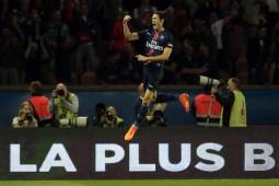 Edinson Cavani marcó un doblete ante el Girondis de Burdeos en la Liga de Francia.
