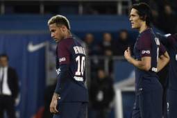 Paris Saint-Germain's Uruguayan forward Edinson Cavani (R) and Paris Saint-Germain's Brazilian forward Neymar react during the French Ligue 1 football match between Paris Saint-Germain (PSG) and Lyon (OL) on September 17, 2017 at the Parc des Princes stadium in Paris. / AFP PHOTO / CHRISTOPHE SIMON