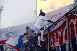 Kevin Álvarez se subió a cantar con la Ulra Fiel al final del partido.