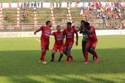 Celebración de los jugadores de Real Sociedad tras el golazo de Deyron Martínez. Foto Dagoberto Luján.