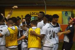Los jugadores del Honduras Progreso celebraron al final del triunfo por la mínima diferencia ante los Lobos de la UPNFM.