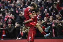 El Liverpool le pisa los talones al Manchester City en la tabla de posiciones de la Premier League.