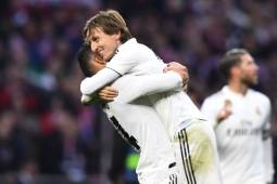 Luka Modric abraza a Casemiro, autor de una 'tijera' para abrir el marcador.