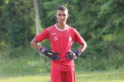 El joven guardameta, Perre Michel Derek durante su primer entrenamiento con el equipo A del Vida durante este lunes.